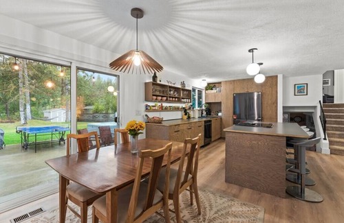 Spokane House | Game On | 2 Lounges, Ping Pong, Firepit + Hot Tub