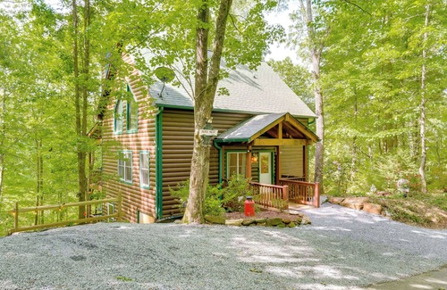 Unaka Cabin | Game Room & 3-Story Deck at Lake Hiwassee Hideaway