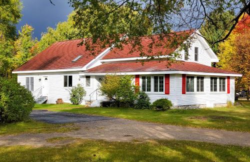 Bellaire House | Game Room Friends and Family Getaway in Bellaire