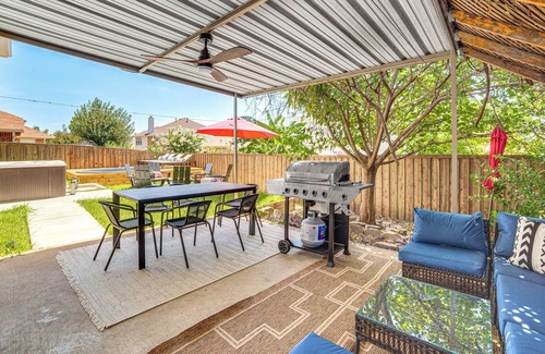 South Arlington House | Game Room, Hot Tub & Pool! Grand Prairie Getaway