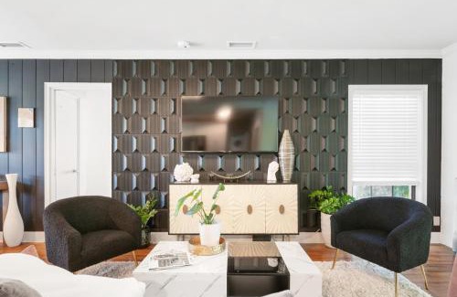 Pinewood Park House | Game Room Pool Fun, Close To Downtown Life