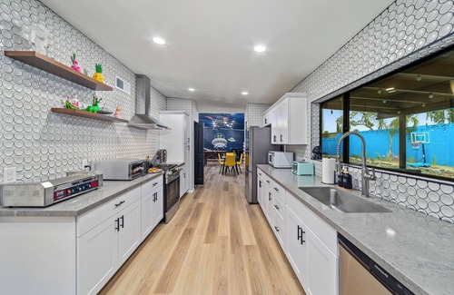 Tucson House | Game Room-Pool w/heated jacuzzi-Waffles-2 California King Beds-U of A 8 miles