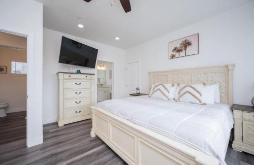 Oceano House | Game Room! Rooftop Deck! Sleeps 11