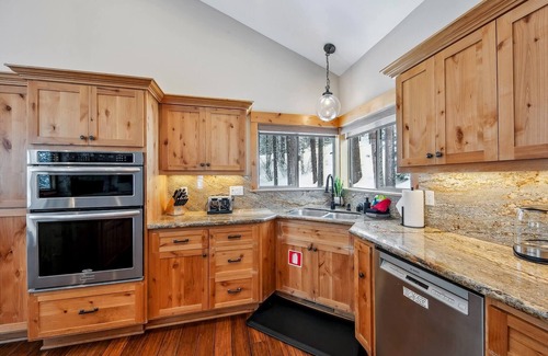 Pioneer Trail Cabin | Game Room w/Pool Table, Hot Tub, Pet Friendly, Near Lake+Heavenly, 12Guests+Kids Less than 6yrs