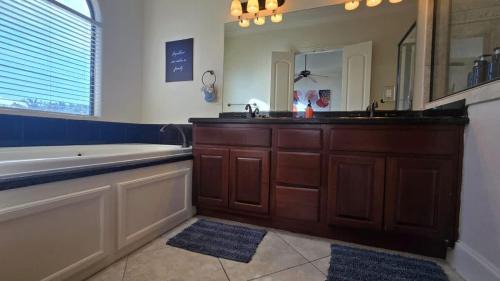 Woodlake - Briar Meadow House | Game & Soak Retreat 3BR Private Jacuzzi Pool Table