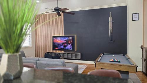 Woodlake - Briar Meadow House | Game & Soak Retreat 3BR Private Jacuzzi Pool Table