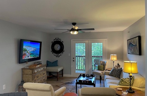 Seneca Condo | GAMEDAY GETAWAY! Marvelous 4-bedroom condo in Seneca with AC, fitness room, WiFi