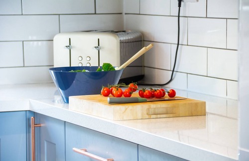 Bryngwran Cottage | Gamekeepers Cottage - sleeps 4 guests in 2 bedrooms