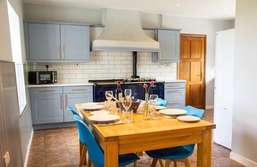 Bryngwran Cottage | Gamekeepers Cottage - sleeps 4 guests in 2 bedrooms