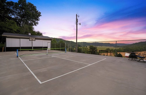 Laurelville House | GameRoom-PoolTbl-HotTub-Pickleball-PingPong-Gym