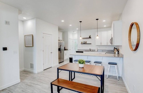 Vineyard House | Garage, Game Room, King Bednn