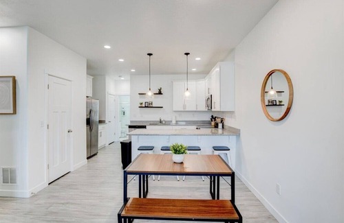 Vineyard House | Garage, Game Room, King Bednn