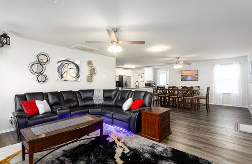 San Antonio House | Garage Hangout! Great Home for Extended Stays