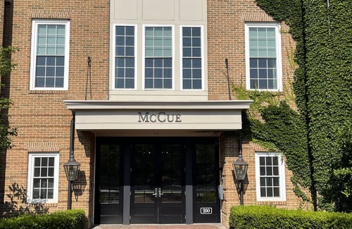 New Albany Apartment | Garage included! Upscale New Albany location.