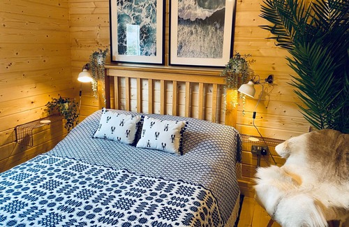 Rhosneigr Cabin | GARDD NAINEY, country holiday cottage, with open fire in Rhosneigr