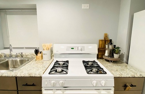Chicago Apartment | Garden 1BR Condo W/Free Parking & Comfy Double Bed