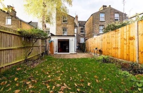 Earlsfield Apartment | Garden Apartment + Private Parking