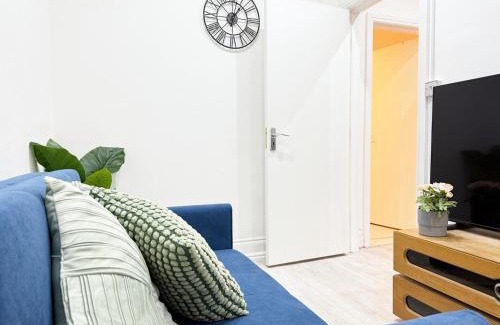 East Acton Apartment | Garden Apartment with Free Parking near Wembley