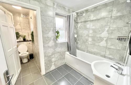 East Acton Apartment | Garden Apartment with Free Parking near Wembley