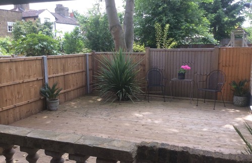 Bushey House | Garden bungalow - dog friendly