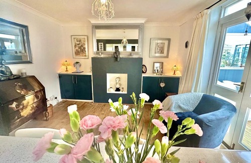 Poole House | Garden Cottage - 3 Bedroom Close to Town and Beach