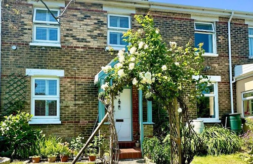 Poole House | Garden Cottage - 3 Bedroom Close to Town and Beach