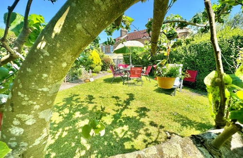 Poole House | Garden Cottage - 3 Bedroom Close to Town and Beach