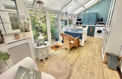 Poole House | Garden Cottage - 3 Bedroom Close to Town and Beach