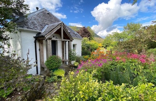West Laroch Cottage | Garden Cottage For Two, Close To The Sea And With Views Of Ben Nevis and Parking