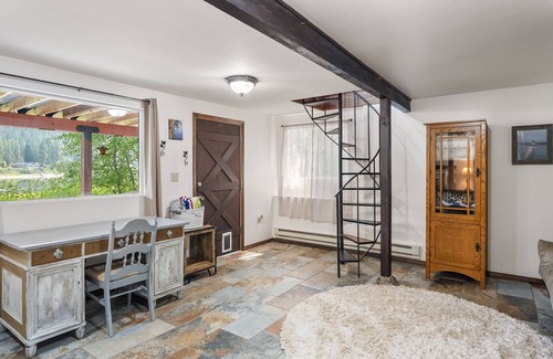 Newport House | Garden Cottage Getaway on the Pend Oreille River! Pet-Friendly! Close to Skiing!