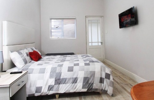 Rondebosch Bed & Breakfast | Garden Cottage Guest House