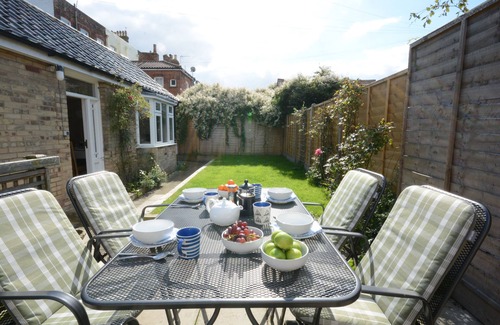 Southwold Cottage | GARDEN COTTAGE, SOUTHWOLD, pet friendly, with a garden in Southwold