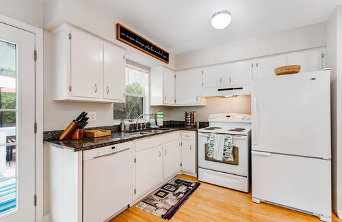 Santa Rosa Beach Cottage | Garden cottage close to beach with screened porch, WiFi, and central AC