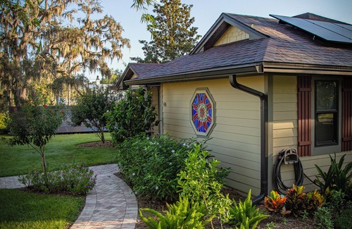 Brooksville Cottage | Garden Cottage Within Walking Distance to Downtown Brooksville