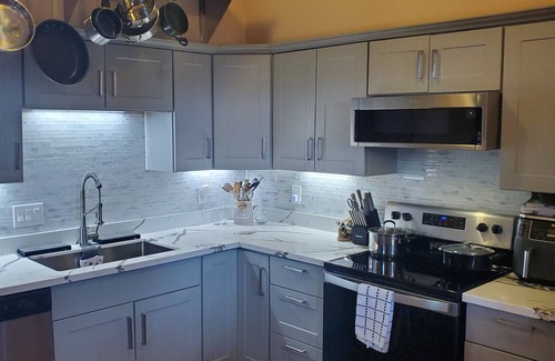 Faubourg Delassize Apartment | Garden District apartment 1/2 block from parade route/historic St Charles Ave