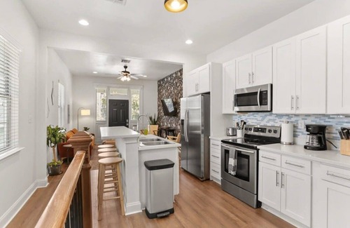 Saint Thomas Development Apartment | Garden District | Garage Parking |3 Beds+Workspace