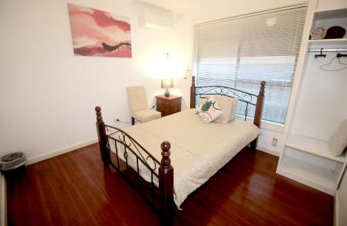 Airport West House | Garden Guesthouse - Melbourne Airport Accommodation