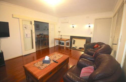 Airport West House | Garden Guesthouse - Melbourne Airport Accommodation