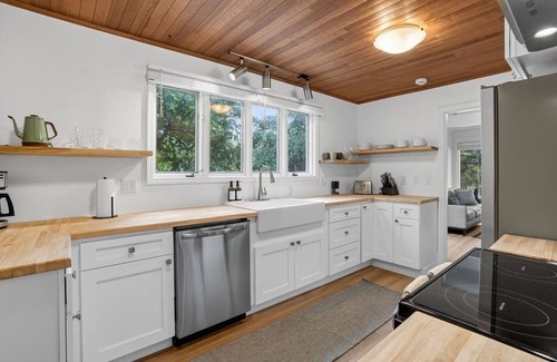 Garden Home-Whitford House | Garden Home Garden, Near a Golf Course