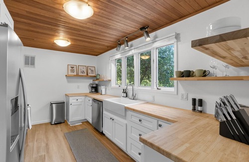 Garden Home-Whitford House | Garden Home Garden, Near a Golf Course
