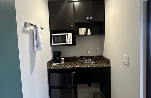 Glendora Hotel | Garden Inn & Suites