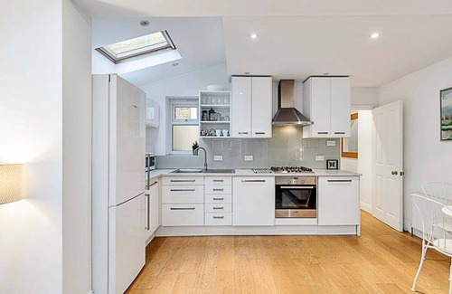 Askew Apartment | Garden Oasis in the Heart of West London