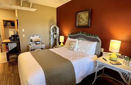 Stanardsville Hotel | Garden Oasis - Rm. 105