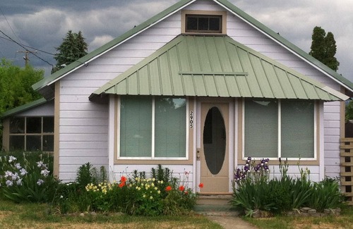 Baker City House | Garden Place ~ Scenic Escape ~ Skiing * Hiking * Fully Outfitted ~ Pet Friendly