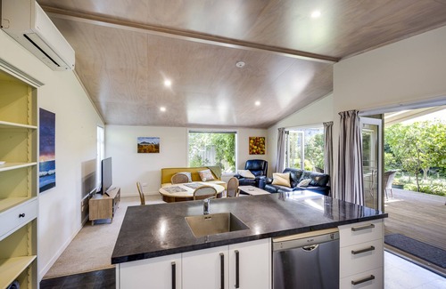 Marewa House | Garden Retreat - Napier Holiday Home