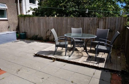 Cwmbrwla Apartment | Garden, Spacious, Parking, TV in All Rooms!