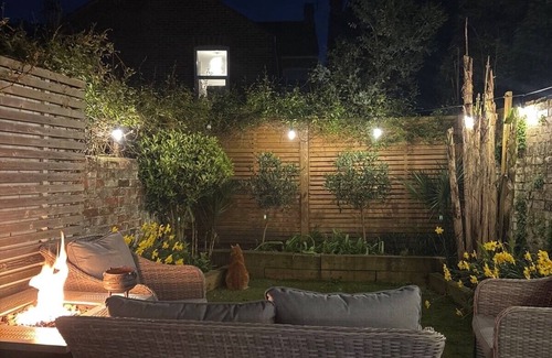 Portsmouth Apartment | Garden studio, own entry, shared kitchen. Close to beach, bars and shops