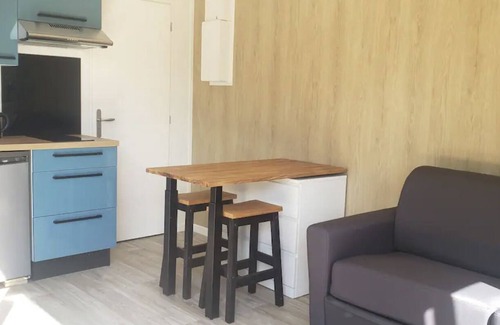 Hennebont Apartment | Garden studio with private Jacuzzi all year round!