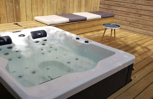 Hennebont Apartment | Garden studio with private Jacuzzi all year round!