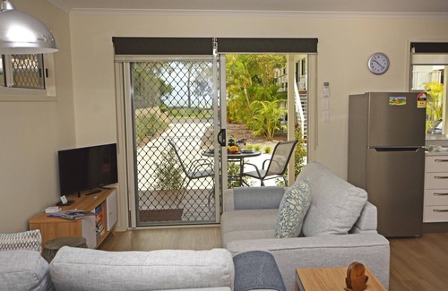 Urangan Apartment | Garden View Apartment Opposite The Beach